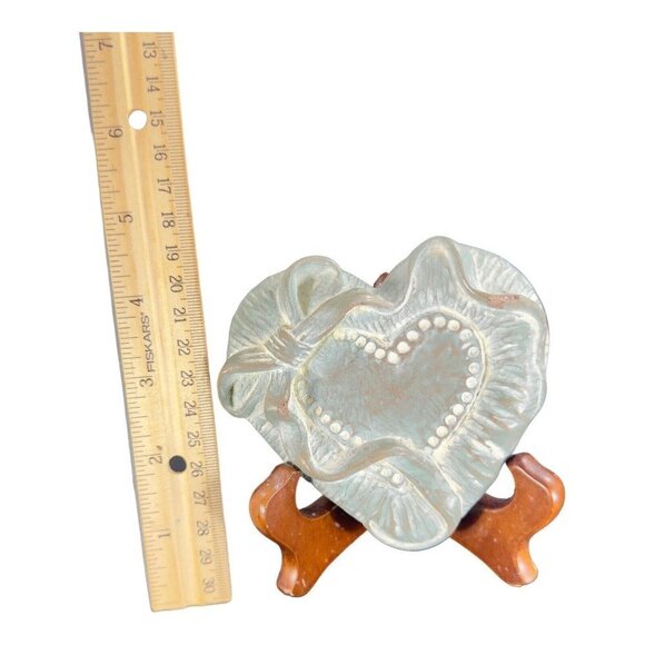 Isabel Bloom Heart Paperweight Figurine W Wooden Stand Heart With A Bow Vintage - Picture 2 of 14